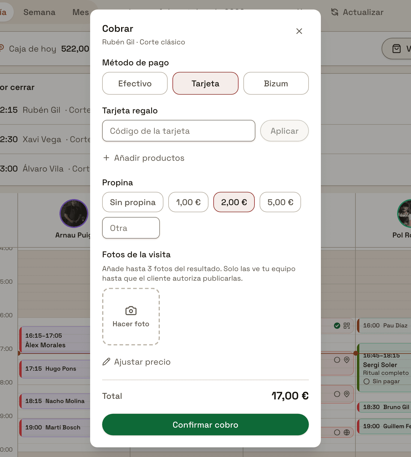 La hoja «Cobrar» de una visita, con Tarjeta marcada, 2,00 € de propina y un total de 17,00 €
