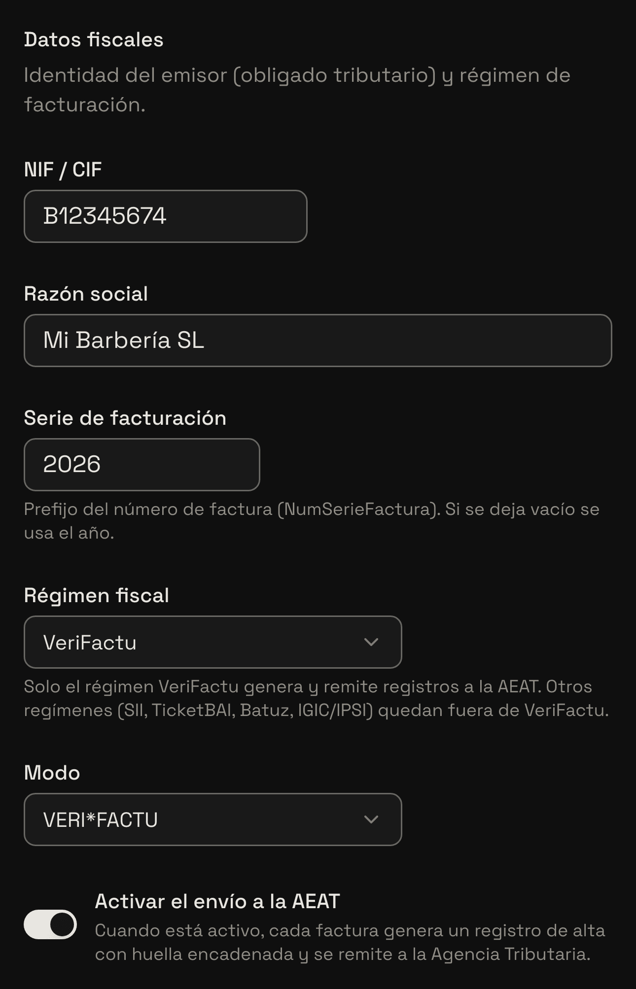 La sección «Datos fiscales» con el NIF, la razón social, la serie, el régimen VeriFactu, el modo VERI*FACTU y el interruptor «Activar el envío a la AEAT» encendido