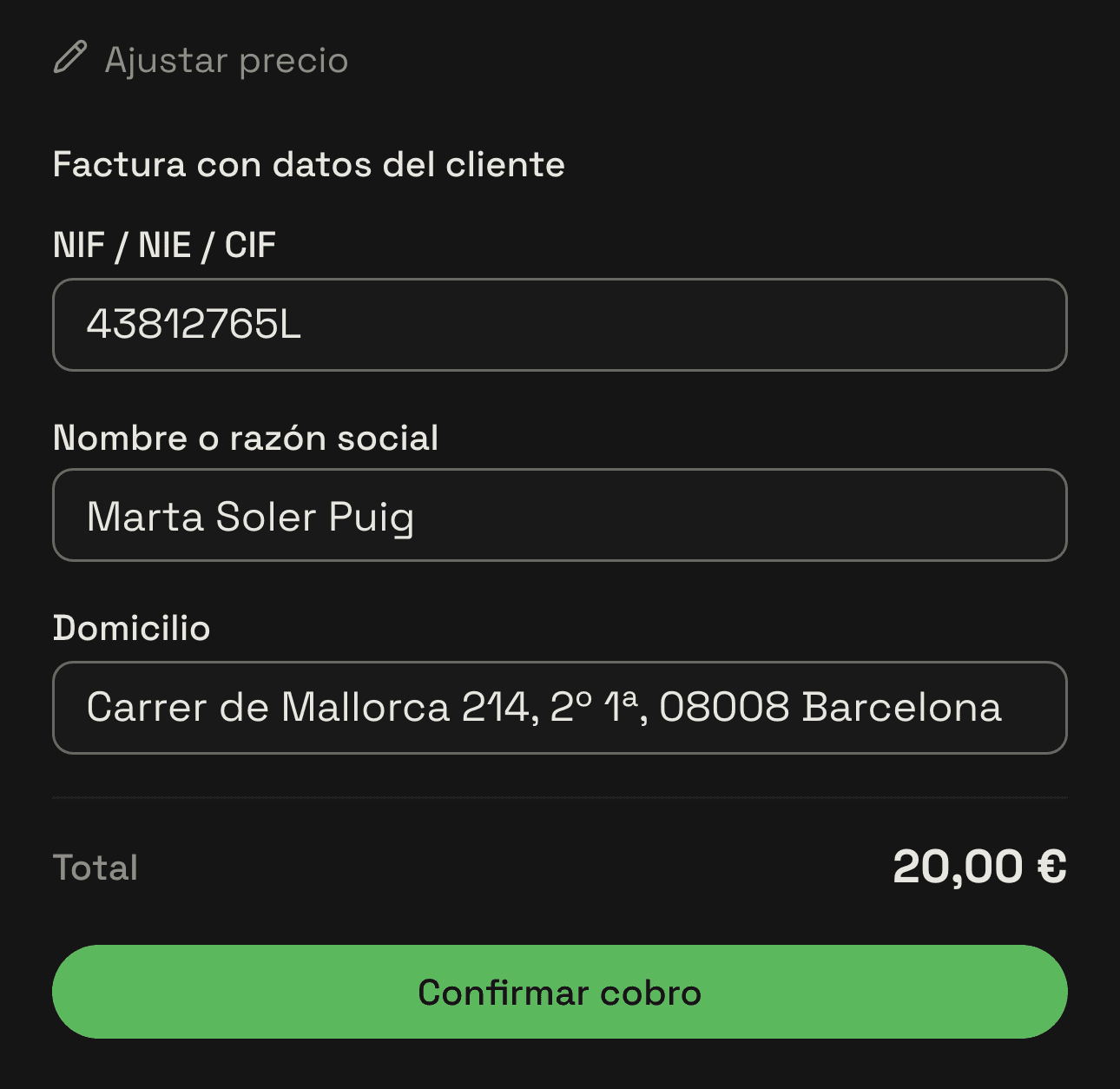 La hoja «Cobrar» con la sección «Factura con datos del cliente» rellena: NIF, nombre y domicilio, encima del total y del botón «Confirmar cobro»
