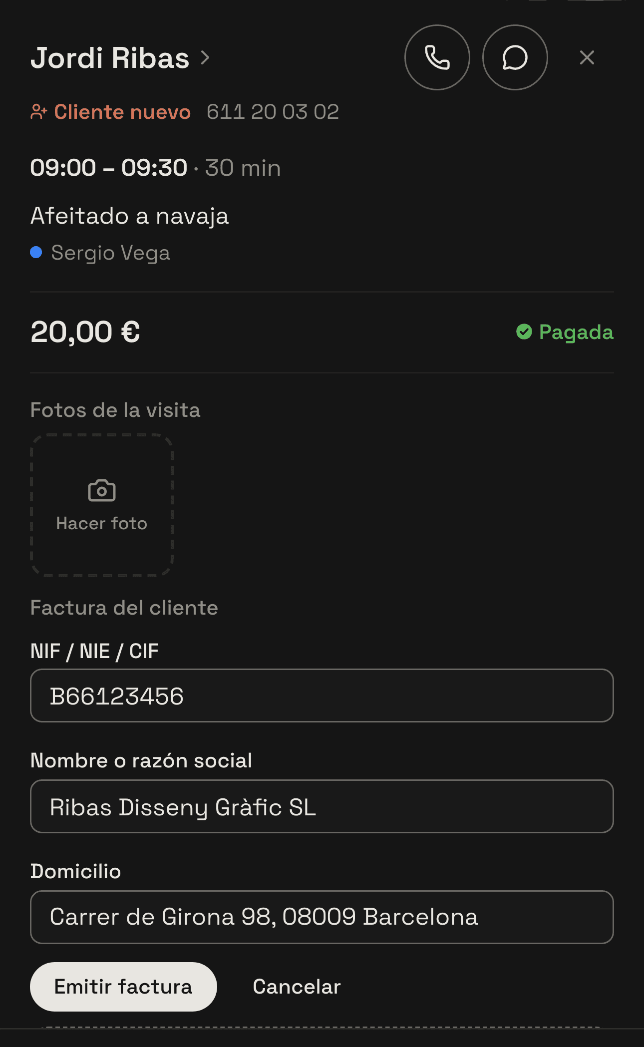 La ficha de una visita cobrada con «Factura del cliente»: NIF, razón social y domicilio rellenos y el botón «Emitir factura»