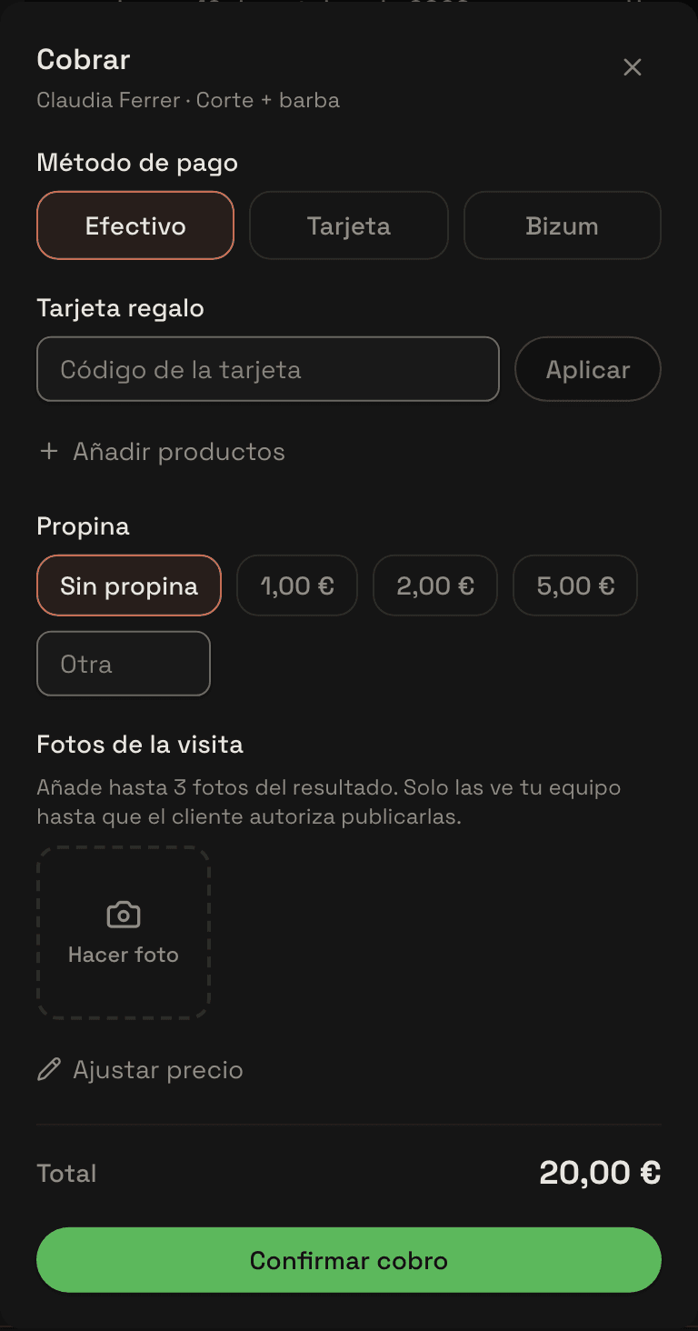 La pantalla «Cobrar» de una visita: el importe, las formas de pago, la propina y el producto añadido.